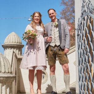 Ein Brautpaar vor dem Standsamt Fürstenfeldbruck in Tracht